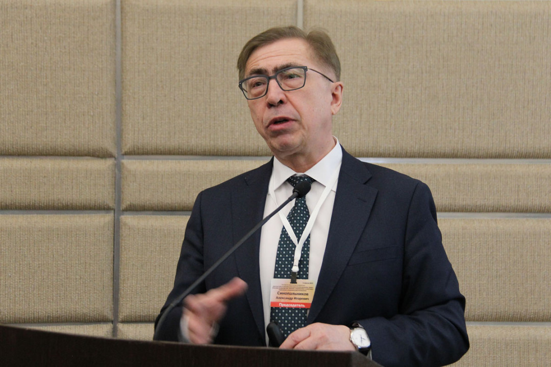 
                                                                            Синопальников Александр Игоревич доктор медицинских наук, профессор, заведующий кафедрой пульмонологии ФГБОУ ДПО «РМАНПО» Минздрава России. Заслуженный врач РФ, академик РАЕН, член исполкома Российского респираторного общества, вице-президент Межрегиональной ассоциации по клинической микробиологии и антимикробной химиотерапии (МАКМАХ).
                                                                              