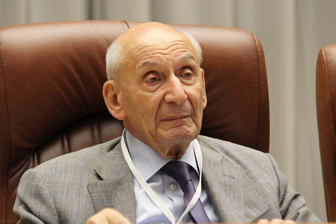 
                                                                            Смулевич Анатолий Болиславович Академик РАН, профессор, заслуженный деятель науки РФ, заведующий Отделом по изучению пограничной психической патологии и психосоматических расстройств ФГБНУ НЦПЗ, заведующий кафедрой психиатрии и психосоматики ФГАОУ ВО Первый МГМУ им. И.М. Сеченова Минздрава России (Сеченовский Университет)
                                                                              